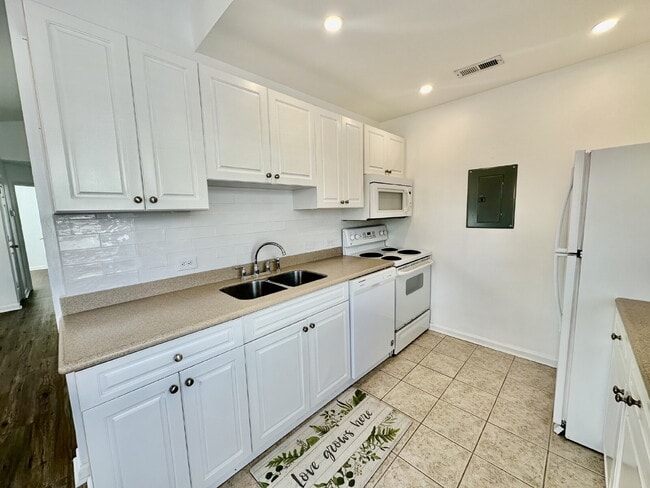 Building Photo - Spacious Three Bedroom Townhome in Old South!