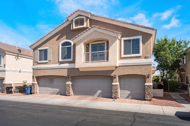 Building Photo - Gated Community Townhome 2 bedroom, 2 bathroom, 1 car garage