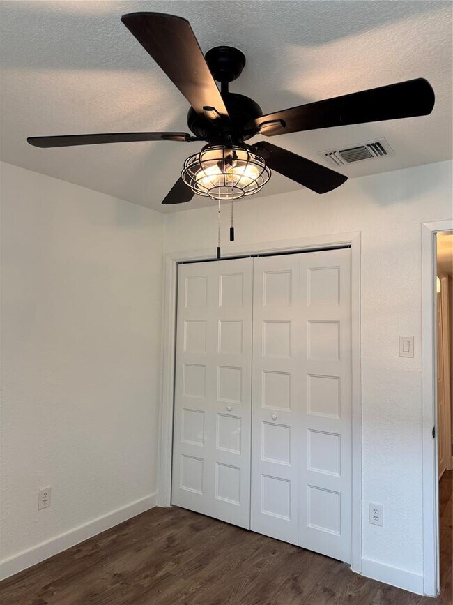 Building Photo - 2124 Burton Dr