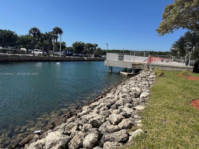 Building Photo - 400 Kings Point Dr