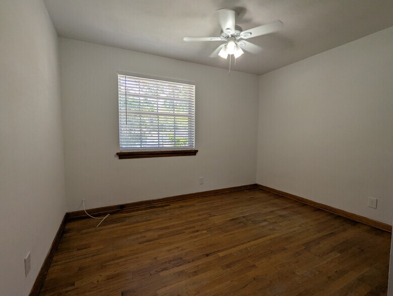 Building Photo - 3557 Edgewater Dr