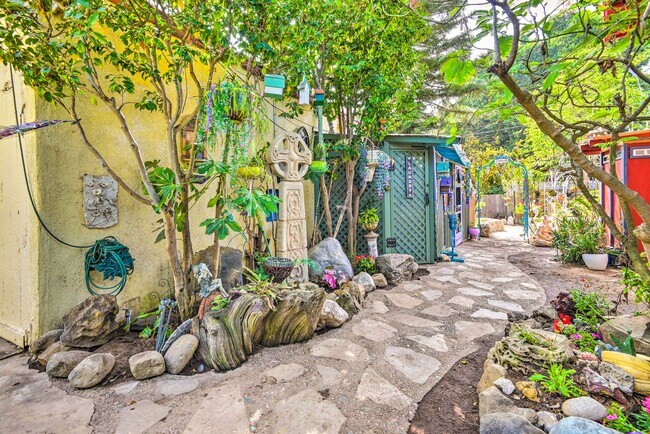 Building Photo - 2434 Cloverfield Blvd