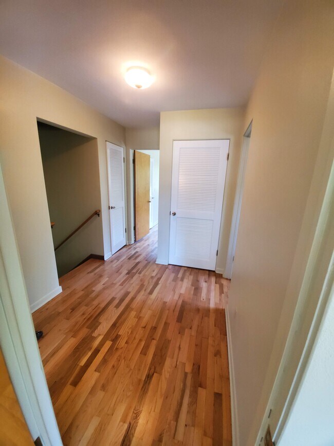 Upper Hallway - 591 E Glenlord Rd