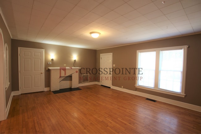 Building Photo - 2 bedroom 1 bath Triplex in central Tyler!