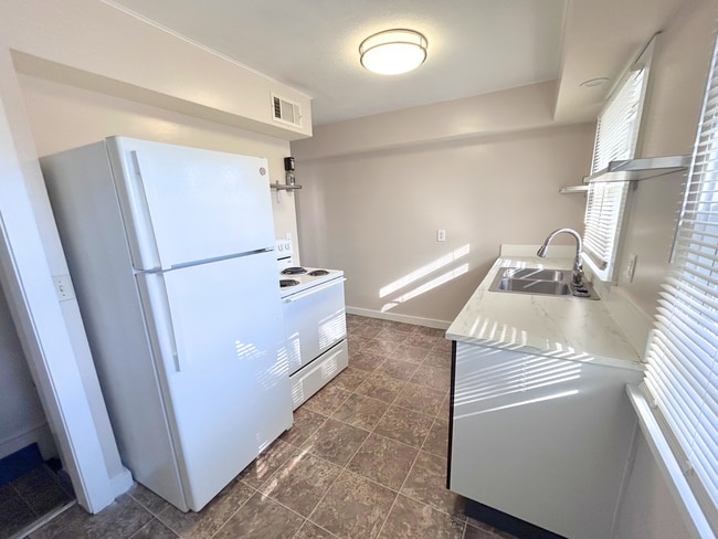 Building Photo - 4 Bed 2 Bath House on East Campus