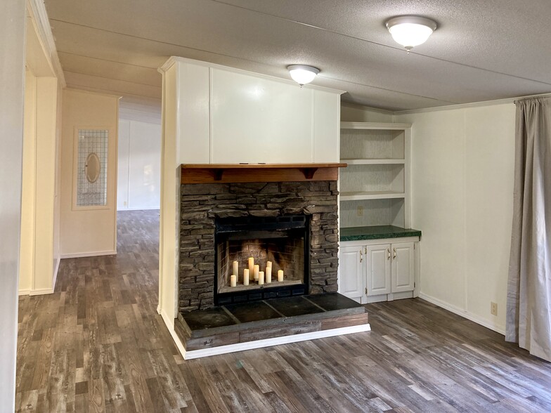 Family Room - 152 Valentine Rd NE