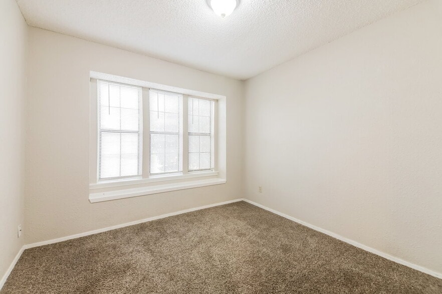 Building Photo - 2605 Mountainview Dr