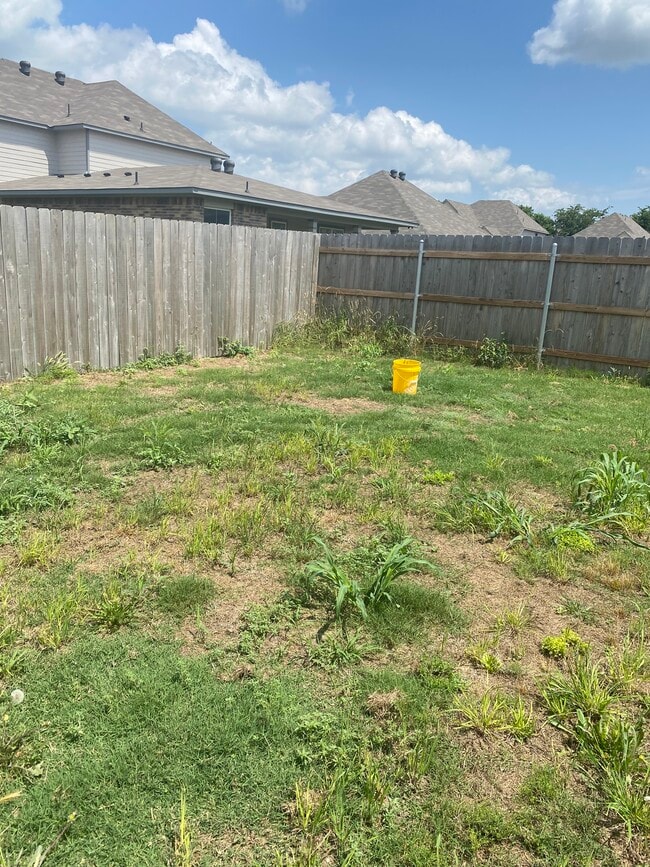 Building Photo - 902 Fallbrook Dr