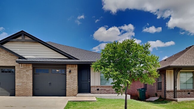 Building Photo - 2 Bedroom 1 Bathroom 1 Car Garage Duplex Close to Broadway Extension and 8 Minutes from Downtown OKC