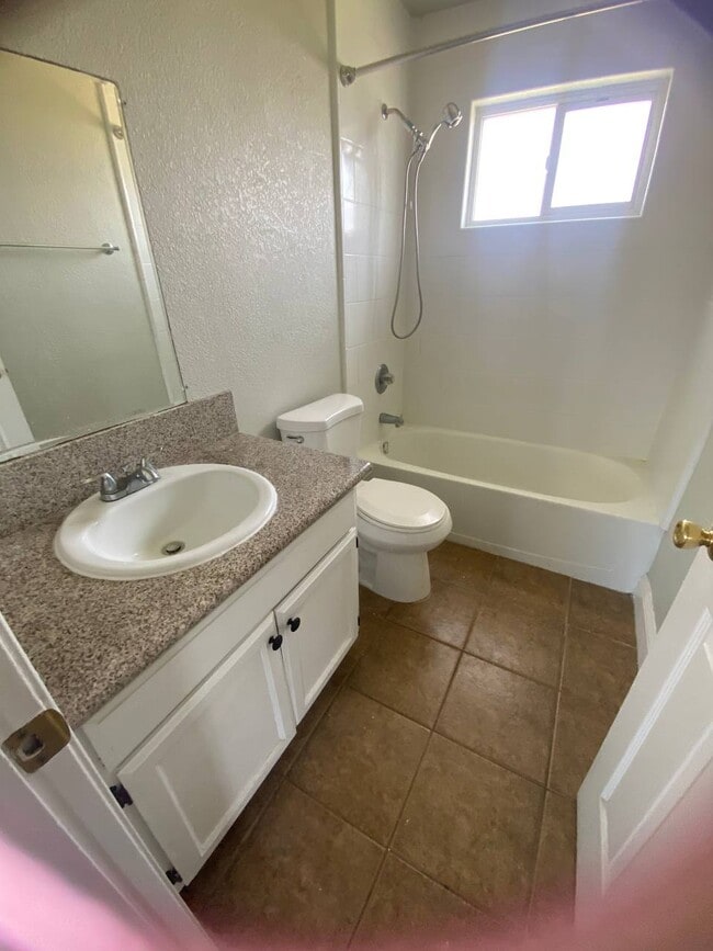 Building Photo - 314 W Maple St