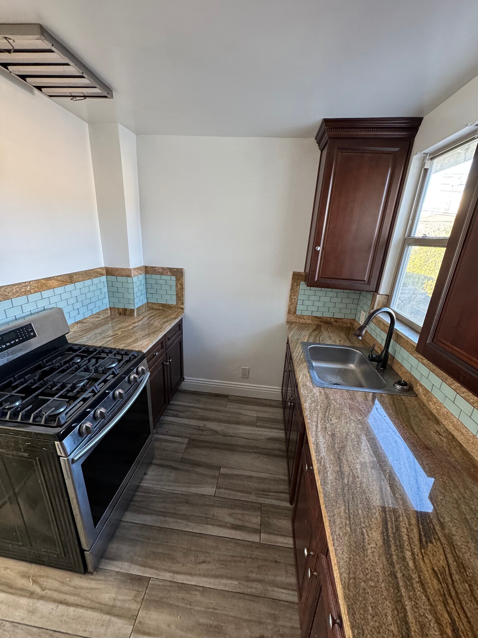 Building Photo - 5808 Edgemar Ave