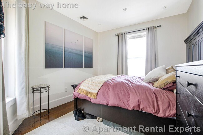 Building Photo - 40 Cameron St