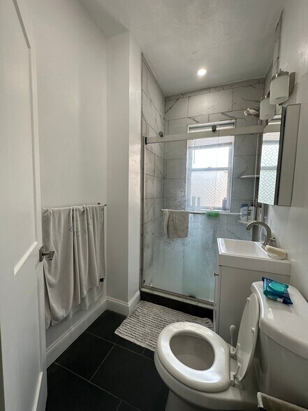 Building Photo - 65 Park Dr