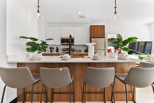 Building Photo - 600 Broadway-SI ID1240317P