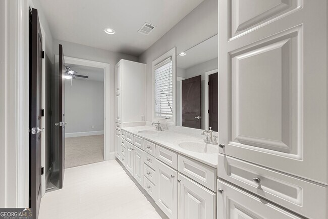 Building Photo - 2041 Mendenhall Cir