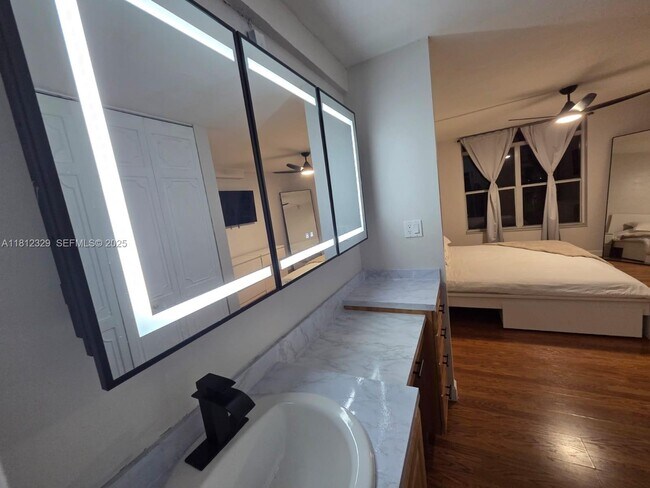 Building Photo - 3750 Inverrary Dr