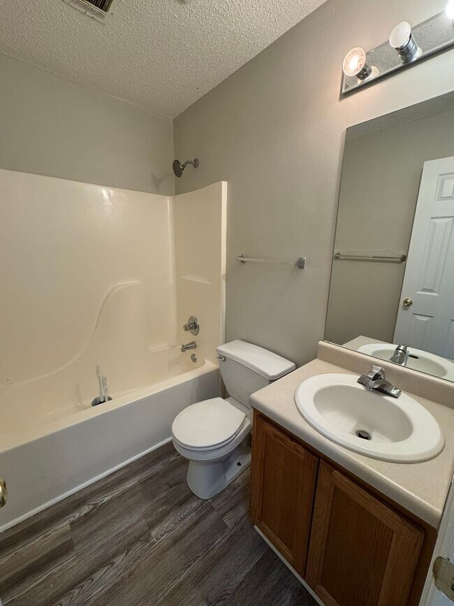 Building Photo - Cute 2 Bedroom Home in The Vineyard!