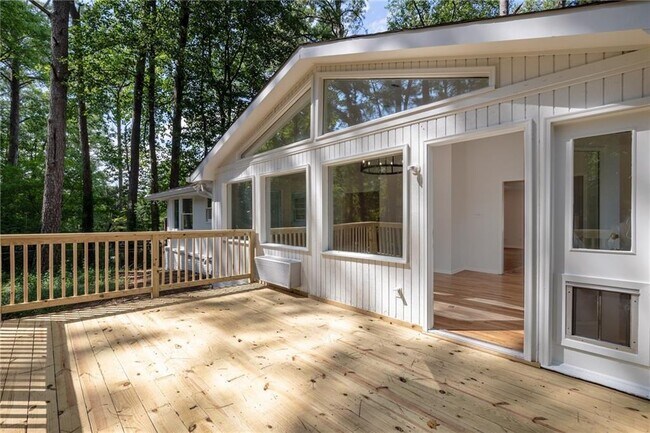 Building Photo - 2397 Sunset Dr NE