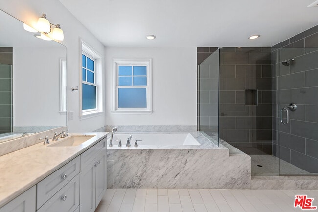 Building Photo - 1510 S Carmelina Ave