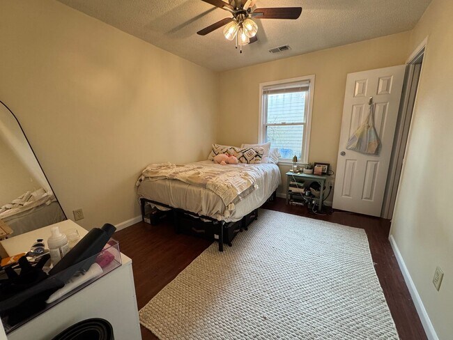 Building Photo - Well Maintained Single-Family Home in FC School District