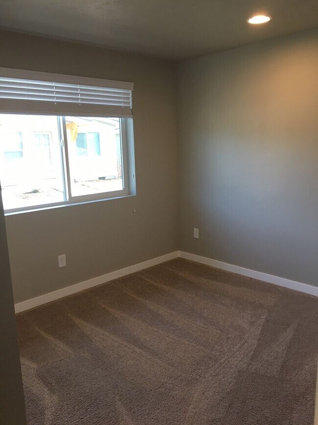 Building Photo - Cozy 2BR Home with A/C & Garage – Animal Friendly in Bend, OR - PENDING APPLICATION