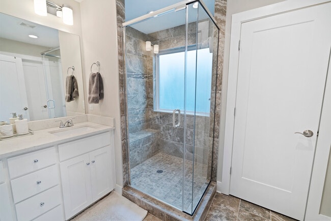 Master Bath - 2509A Solon Dr