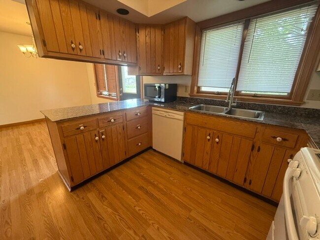 Building Photo - 3202 Chatham Dr