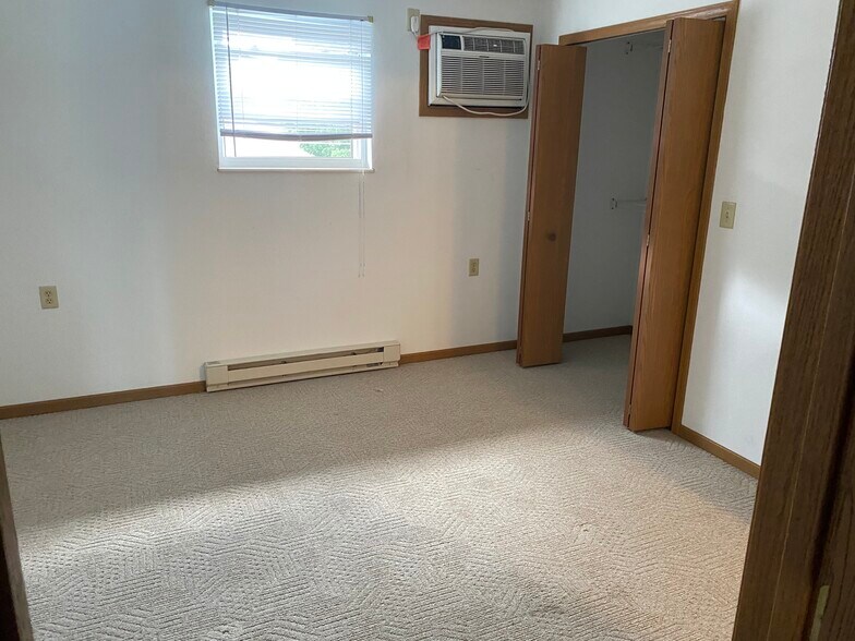 Building Photo - 1020 Lakeshore Dr