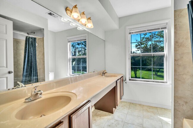 Building Photo - 302 Trinity Ct