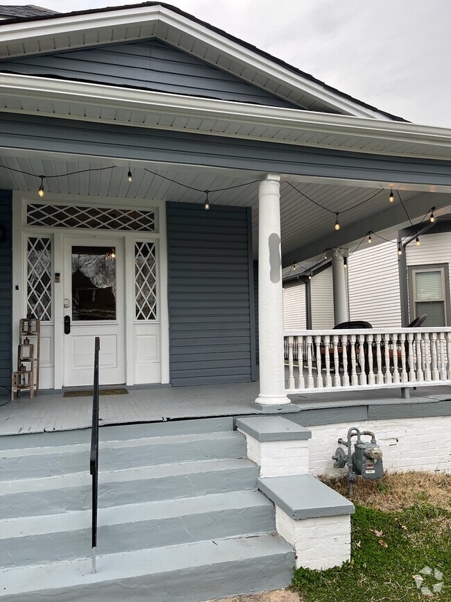 Building Photo - 2459 Woodbine Ave