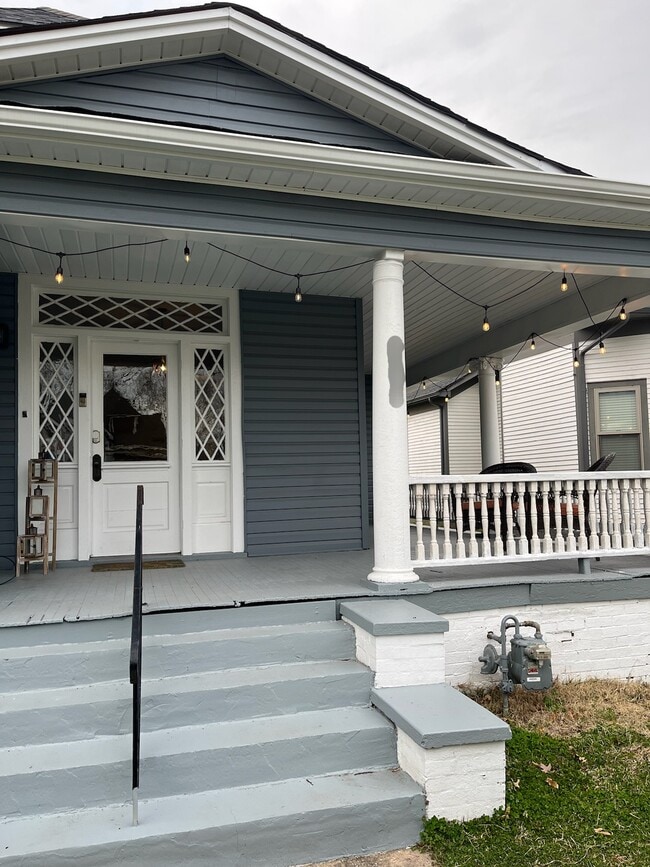 Building Photo - 2459 Woodbine Ave
