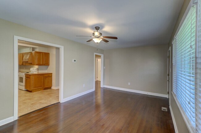Building Photo - Renovated Brick Ranch!
