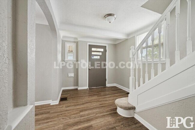 Building Photo - 928 W Gramercy Ave