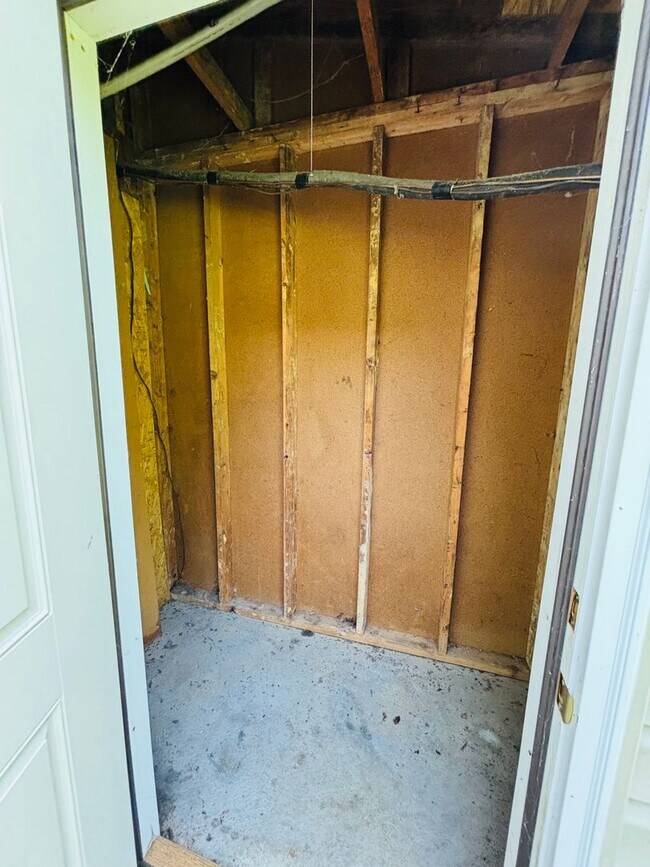 Building Photo - 2 Bedroom, 1.5 Bath Townhouse