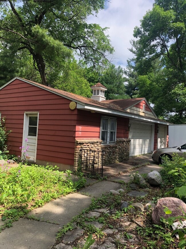 Building Photo - Single Family Home - River Views - Updated Finishes!