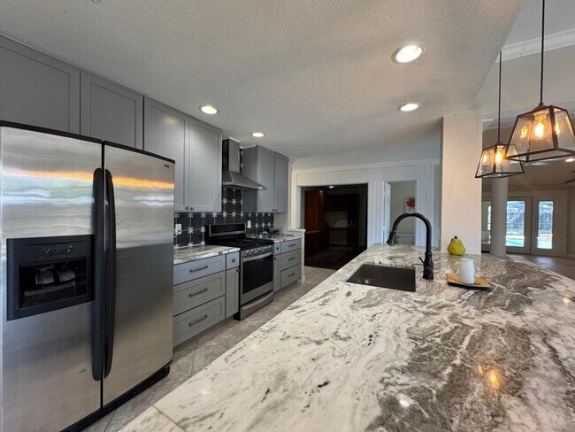 Building Photo - Gorgeous 5 Bedroom Pool Home in Ormond