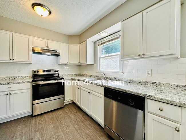 Building Photo - Ranch Style Home in KCMO w/ LVP Floors, SS Appliances and a Fenced Yard!