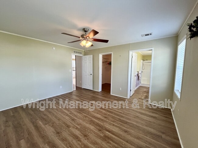 Building Photo - 38055 Woodgate Ln