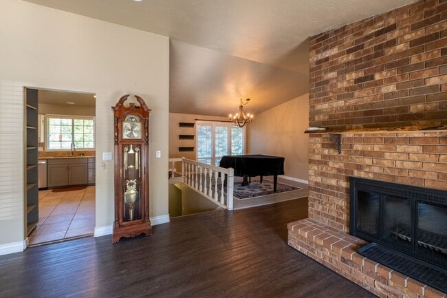 Building Photo - Large corner lot home in desirable Woodland Heights.