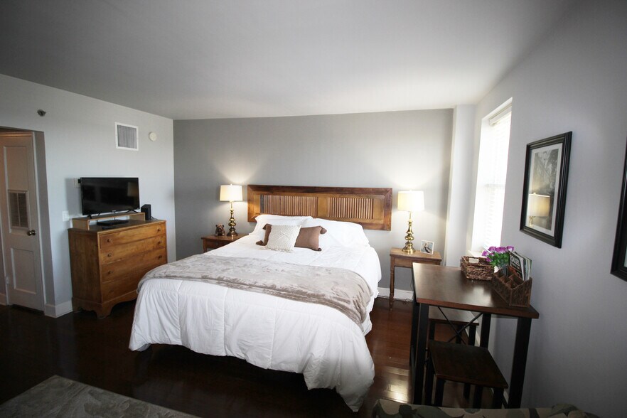 Building Photo - 1205 Saint Charles Ave