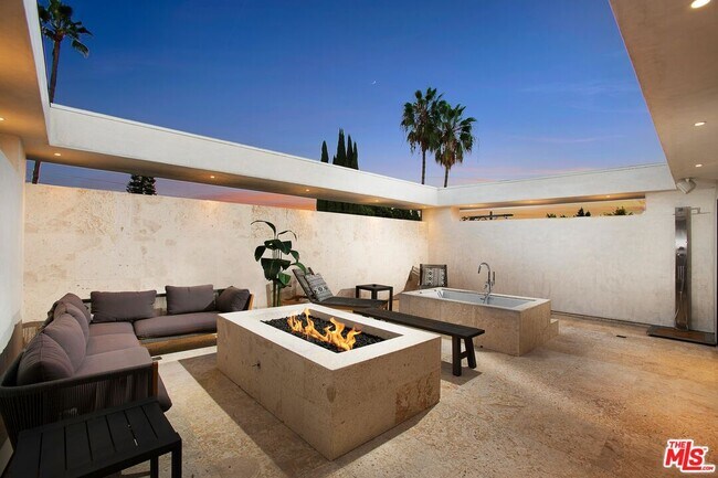 Building Photo - 508 N Sweetzer Ave