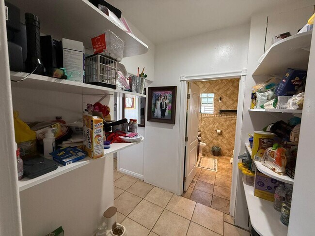 Building Photo - 4 bed 3 bath plus 2 Extra Bonus Rooms with full bathroom in the back yard