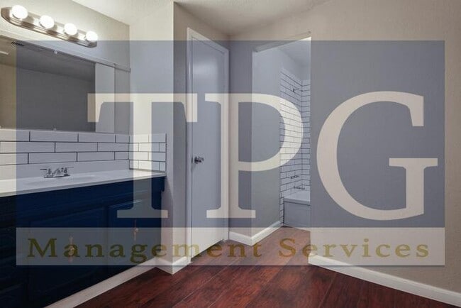 Building Photo - Newly Renovated, Pet Friendly Home in KCMO!