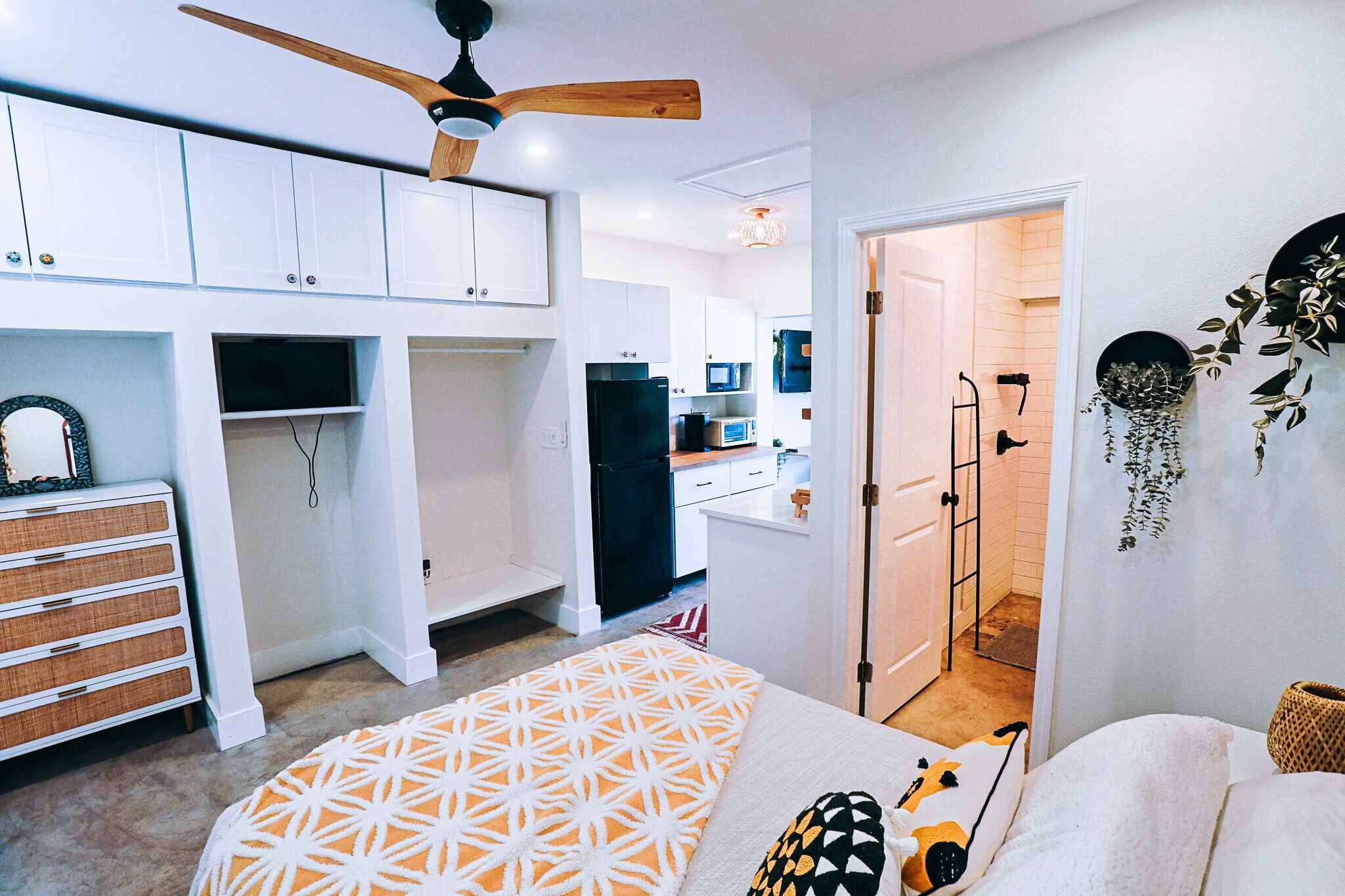 Building Photo - 6007 N Orange Blossom Ave