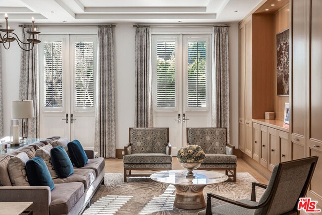 Building Photo - 618 N Beverly Dr