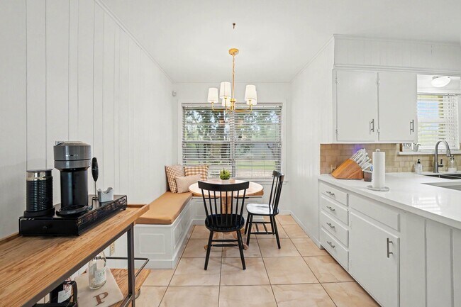 Building Photo - 6267 Chevy Chase Dr