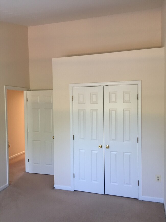 Building Photo - Walden Golf Course - Crofton Townhome - Av...