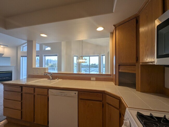 Building Photo - 2bd/2ba Edmonds Condo