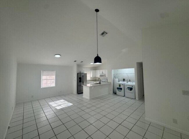 Building Photo - 1046 Goldenrod Rd