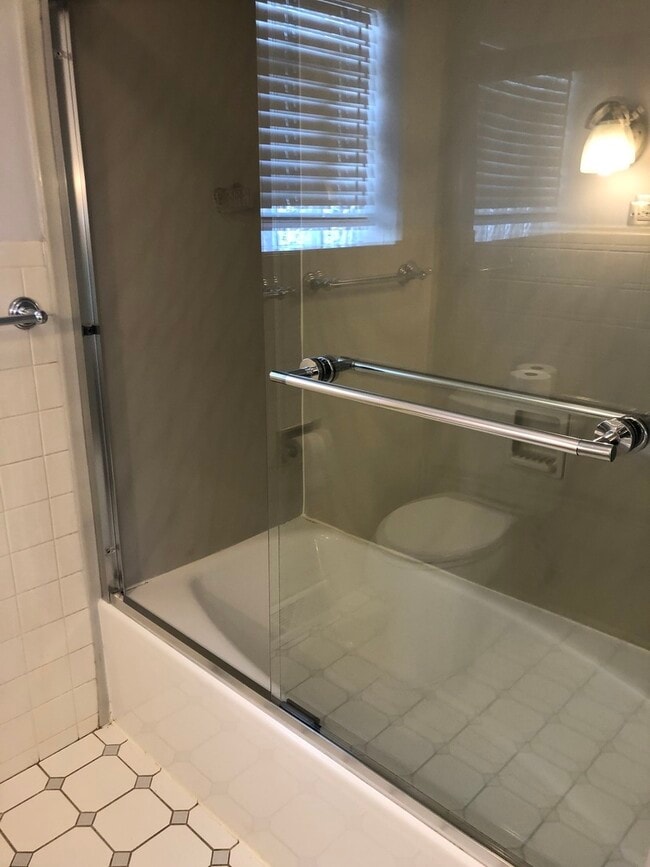 Building Photo - 2004 Milton Ave